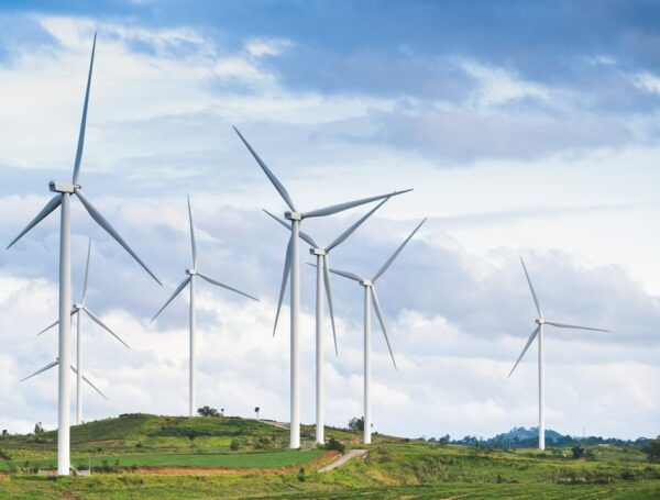 Na czym polega obsługa BHP farm wiatrowych?