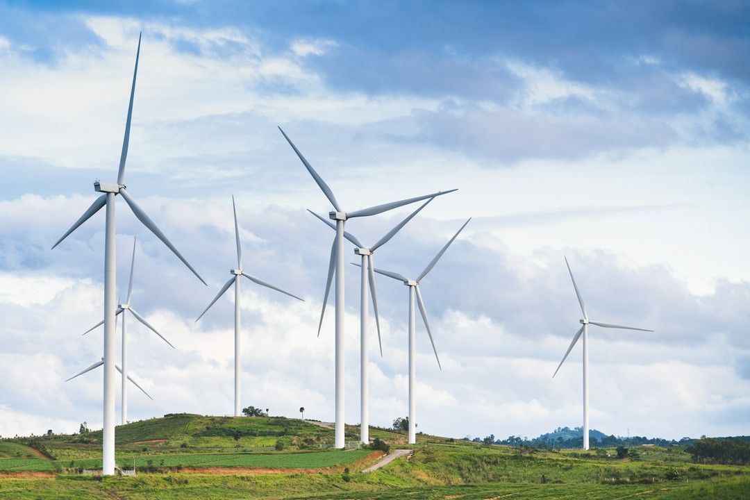 Na czym polega obsługa BHP farm wiatrowych?